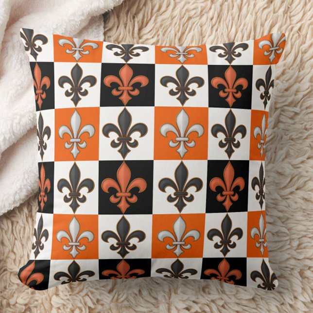 Orange Black White Checkered Fleur-de-lis Design Kudde (Skapare uppladdad)