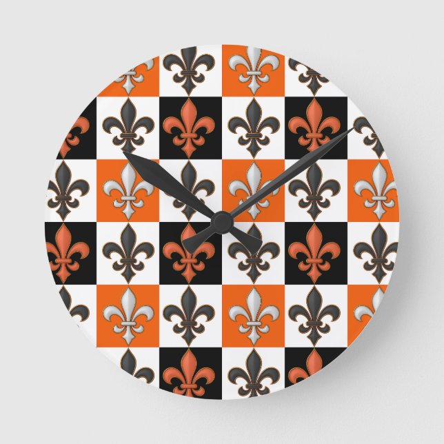 Orange Black White Checkered Fleur-de-lis Design Rund Klocka (Framsida)