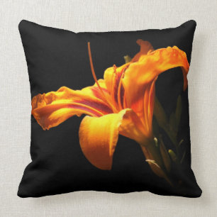 Orange blommadekorativ kudde