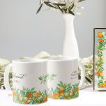 Orange Blommar Bridesmaid Bröllopsfest Gift Kaffemugg<br><div class="desc">Orange blommar-bröllopsfest ger mugg till dina brudtärnor, med orangar, orangens blommar och grönt på neutraltens bakgrund. Färsk, osäker, naturlig utformning som kompletterar ett vår eller sommar-bröllop med ett orange-bröllop-tema. Om du vill koordinera inbjudningar, kontorsprogram, evenemangsdag och bord-tecken, spel och bröllop-tecken bläddrar du i min Orange Blommar Bröllop Collection eller meddelar...</div>