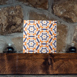 Orange Blue Cream Geometric Hexagons Mönster Kakelplatta<br><div class="desc">Den här keramiska plattan har en fängslande geometrisk mönster som består av stjärnformade motiv omgivna av en uppsättning trianglar och andra polygoner, som skapar en kalejdoskopisk effekt. Paletten i färg är en slående kombination av mjuk orange, djup marin blått och vita nyanser, som tillsammans skapar en kontraststyrka som fångar öga....</div>