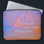 Orange Blue Rainbow Sunset Photo Tro i magi Laptop Fodral<br><div class="desc">"De som inte tror på magi kommer aldrig att hitta det." inspireras av den här motivationsfotografieringen Neoprene laptop sleeve av en regnbåge som är kapslad i ett blått, rosa och orange mjukt upplyst solnedgång. Laptop sleeve finns i tre storlekar: 15, 13 och 10 tum. Gör en underbar upplyftande gåva till...</div>