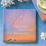 Orange Blue Rainbow Sunset Photo Tro i magi Underlägg Sten<br><div class="desc">"De som inte tror på magi kommer aldrig att hitta det." Slappna av med din favoritdryck på den här motiveringsfotograferingsstenen underlägg av en regnbåge som är kapslad i en blå, rosa och orange lätt upplyst solnedgång. Gör en underbar upplyftande och inspirerande gåva! Du kan enkelt anpassa den här stenen och...</div>