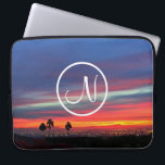 Orange Blue sunset Photo anpassningsbar monogram m Laptop Sleeve<br><div class="desc">Skriv in ett valfritt monogram brev och sluta varje höger varje dag när du användor det här inspirerande fotofotofotot neoprenet laptop sleeve från en fantastisk solnedgång av ljus , orange och djup svärta. Laptop sleeve finns i tre storlekar: 15, 13 och 10 tum. En underbar gåva till en speciell vän!...</div>