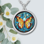 Orange Butterfly Blue Stached Glass Silverpläterat Halsband<br><div class="desc">På detta unika halsband är bilden av en vacker orange och guld-fjäril mot en nedfläckad av glas stil. Bakgrunden och gräns står i blåa ton. Elegant,  ljus och färglös! Se till att se motsvarande öronringar och nyckelring i vår butik.</div>
