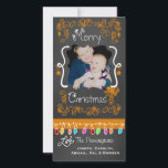 Orange Chalkboard God jul-fotokort Julkort<br><div class="desc">God jul helgdag-fotokort med en ritbordsbakgrund,  många orangar och texter som läser God jul,  en sträng med färgstarka träd ljus i olika färg,  orangar som hänger ornament och områden som du kan anpassa dessa vackra och ljusa helgdag-kort med ditt foto och namn!</div>