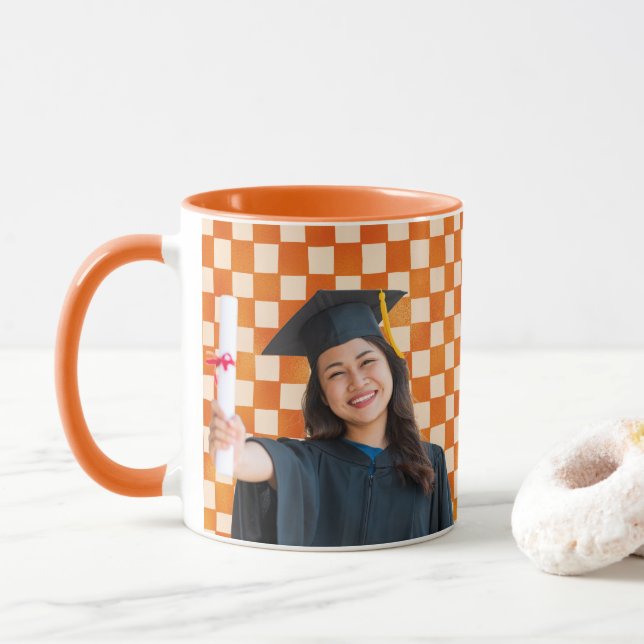 Orange Checkered Personalized Portrait Graduation Mugg (Med munk)