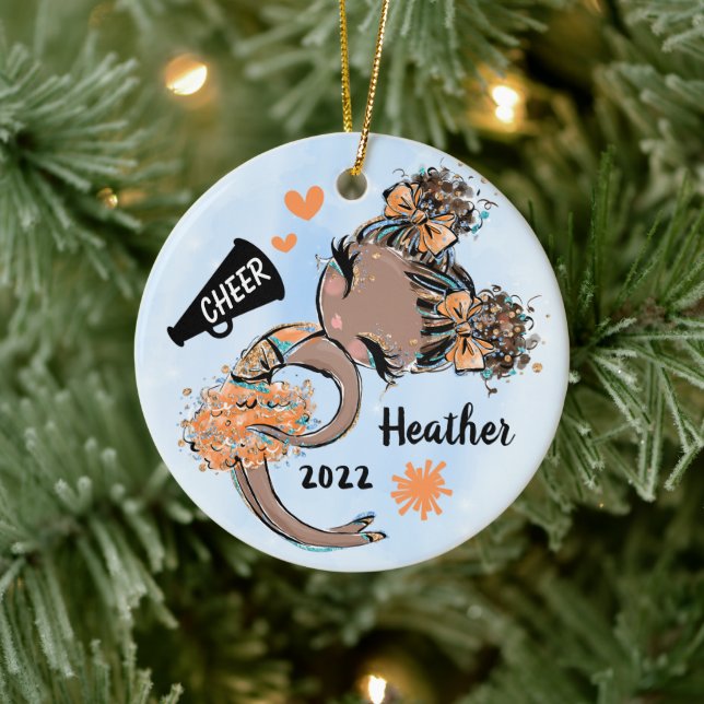 Orange CheerLeader Girl Ornament Mörk Skin & Hair (Träd)