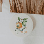 Orange Citrus Little Cutie Baby Shower Pappa ska v Knapp<br><div class="desc">Vi presenterar vår orange citrus lille cutie babydusch pappa för att vara knapp, perfekt för en roligt, gender-neutralt firande! Den här zoondesignen har ett vackert citrusfrukttema med klementinfrukt i orangen, som kommer till liv med en enkel boho-inspirerad vattenfärg stil. Det är idealiskt att välkomna en liten pojke eller flicka på...</div>