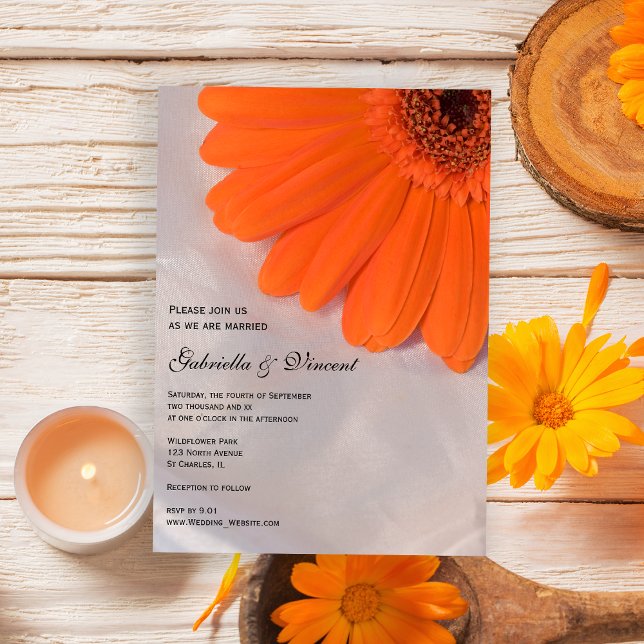 Orange Daisy och vit satatin Bröllop Inbjudningar (The Orange Daisy on White Wedding Invitation is perfect for your Summer or Fall marriage ceremony.)