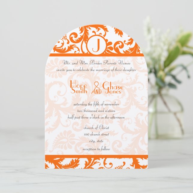 Orange Damask Monogram bröllopsinbjudan Inbjudningar (Stående Fram)