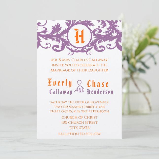 Orange Damask Monogram bröllopsinbjudan Inbjudningar (Stående Fram)