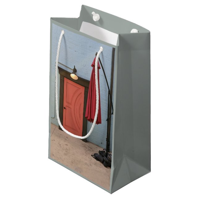 Orange Door Red Umbrella Gift Bag (Framsidan Vinklad)
