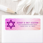 Orange för Rosa Bat mitzvah för återställande av R Returadress Etikett<br><div class="desc">Var stolt, gladd och visa den här milstolpen av din favoritBat mitzvah med den här boho retro, personligens returadressetikett! Roligt, trendig, shock rosa med fetstil och typografi av lila med modern sans serif-typografi täcker över en bakgrund av poplight orange och gradientstrålar av rosa med vita prickar. Anpassa anpassningsbarna med ditt...</div>