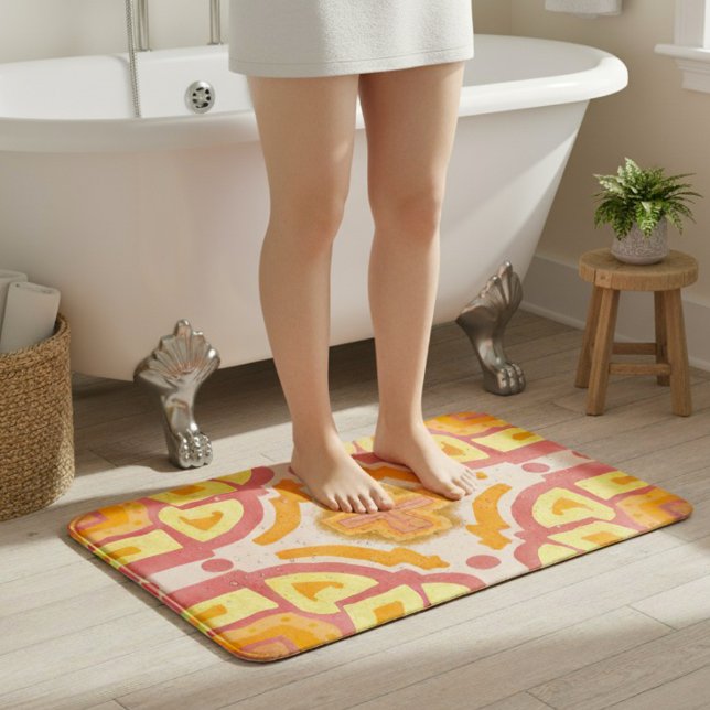Orange geometrisk korsstil badrumsmatta (Soft landings + statement prints = self-care win.)