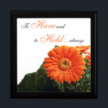 Orange Gerbera Daisy-årsdag Trinket Box Smyckeskrin<br><div class="desc">Anpassadet svartvit smyckeskrin har en massa ljusa daisy i orangen och frasen "Att ha och hålla i", vilket skulle göra det till en idealisk presentlåda för bröllop för att lagra en överraskningsjubileumsgåva, eller låta det vara presenten för din speciella någon att lagra värdefulla minnesmärken eller juveler i. Texten är anpassade....</div>