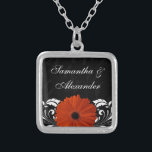 Orange Gerberadaisy med den svartvita rullan Silverpläterat Halsband<br><div class="desc">Tasteful, chic och flott matcha svart bakgrund för samlingssärdrag med subtila virvla runt rullor och en livlig vit virvlar runt förgrundsdesign med den vibrerande orange blomman för gerberagerberdaisyn. Perfekt elegantt för ett nedgång- eller höstbröllop, halloween bröllop, thanksgivinghändelse eller under någon säsong. Detta objekt är tillgängligt, som färdiga matcha inklusive inbjudningar...</div>