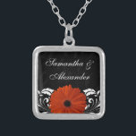 Orange Gerberadaisy med den svartvita rullan Silverpläterat Halsband<br><div class="desc">Tasteful, chic och flott matcha svart bakgrund för samlingssärdrag med subtila virvla runt rullor och en livlig vit virvlar runt förgrundsdesign med den vibrerande orange blomman för gerberagerberdaisyn. Perfekt elegantt för ett nedgång- eller höstbröllop, halloween bröllop, thanksgivinghändelse eller under någon säsong. Detta objekt är tillgängligt, som färdiga matcha inklusive inbjudningar...</div>