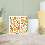 Orange Grapefruit Citrus Mönster Kakelplatta<br><div class="desc">Den keramiska plattan har en färglös frukt mönster med grapefrukt och orange och små löv av grönt.</div>