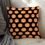 Orange Jack o lantern Pumpkin Mönster Halloween Kudde<br><div class="desc">Den här Halloween-inredningskudden har en mönster av söt orange och vit jack-o'-lanternpumpor med svart bakgrund färg (kan anpassas).</div>