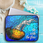 Orange Jellyfish Blue Ocean Go with Flow Coola Laptop Sleeve<br><div class="desc">"Gå med flödet." Ta en lärdom av den här gulten i orange som flyter längs med det blåa havets turkosa och låt livet ta sin gång när du användor denna häpnadsväckande chic, solrosfoto med vibrerande färgad laptop sleeve. Laptop sleeve finns i tre storlekar: 15, 13 och 10 tum. Gör en...</div>