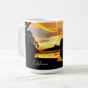 Orange Kaliforniens kustdamm under bron Kaffemugg