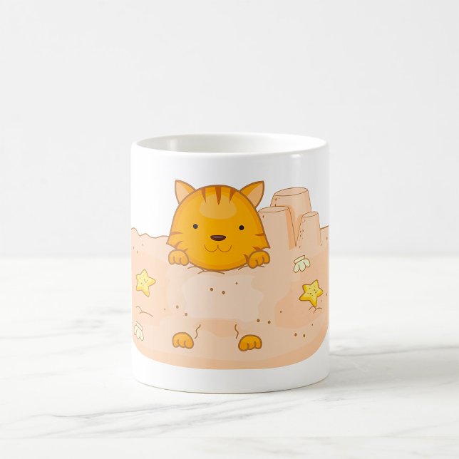 Orange katt i en scen med sandslott på stranden kaffemugg (Skapare uppladdad)