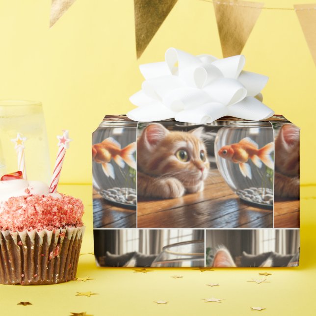 Orange Kitten som tittar på en guldfisk Presentpapper (Födelsedagsfest)