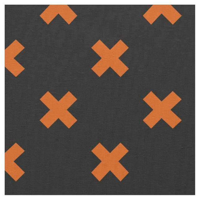 Orange kor sytlar på svart tyg (Närbild)