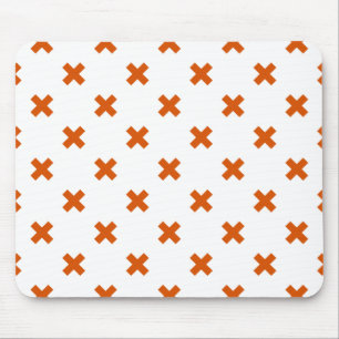 Orange kor sytlar på vitt musmatta