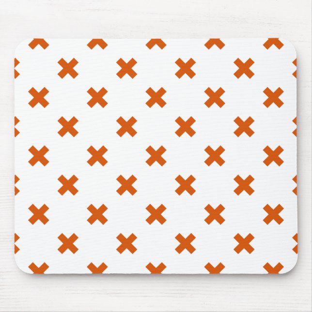 Orange kor sytlar på vitt musmatta (Framsidan)