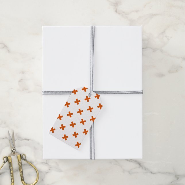 Orange kor sytlar på vitt presentetikett (Med Snöre)