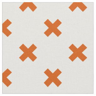Orange kor sytlar på vitt tyg