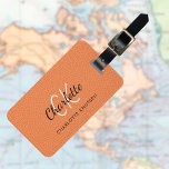Orange, lädermonogram namn bagagebricka<br><div class="desc">Orange faux-läder skrivs ut som bakgrund. Anpassa och lägg till ditt första namn,  monogram brev och fullt på framsidan. Din kontaktinformation på baksidan. Svart text.</div>