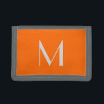 orange - lägg till monogram<br><div class="desc">Trifold Wallet med ny orange solid bakgrund i färg och vitt teckensnitt.Enkel och trendig designad av Alma Wad.Anpassa den med ditt monogram nu. ________________ Orange - färg i Sol - förknippas ofta med Leo. Du kan ta hänsyn till detta när du väljer en gåva.</div>