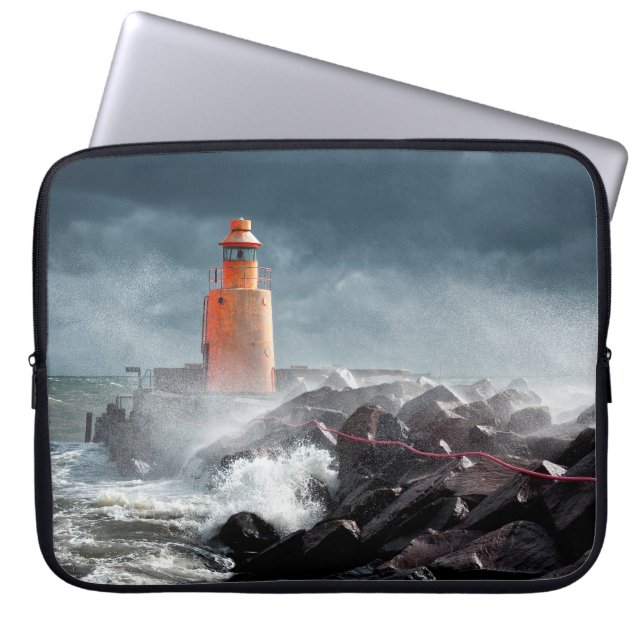 ORANGE LIGHTHUSE PÅ STEN LAPTOP FODRAL (Framsidan)
