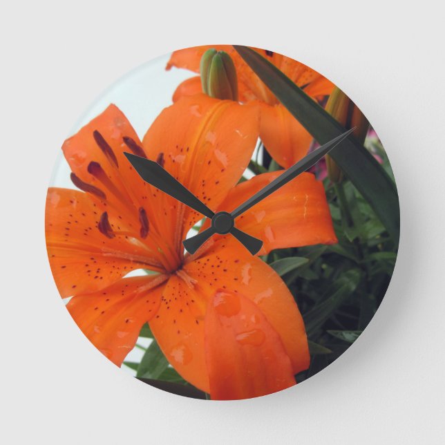 Orange Lilja Rund Klocka (Framsida)
