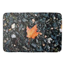Orange Löv på Svarta Stenen Badrumsmatta