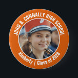 Orange Marching Band Photo High School Spirit Knapp<br><div class="desc">Den här coolan har skräddarsytt högskoleband med foto med vit typografi av ditt team och spelare namn på en knapp för orange. Anpassa dig med ditt student-foto och klassår som en stolt förälder. Ett mamma och pappa kan bära dessa knappar till konkurrens och spel.</div>
