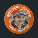 Orange Marching Band Photo High School Spirit Knapp<br><div class="desc">Den här coolan har skräddarsytt högskoleband med foto med vit typografi av ditt team och spelare namn på en knapp för orange. Anpassa dig med ditt student-foto och klassår som en stolt förälder. Ett mamma och pappa kan bära dessa knappar till konkurrens och spel.</div>
