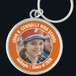 Orange Marching Band Photo High School Spirit Rund Silverfärgad Nyckelring<br><div class="desc">Den här coolan har skräddarsytt högskoleband med foto med vit typografi av ditt team och namn på en orange-klammerkedja för föräldrar. Anpassa dig med ditt student-foto och klassår som en stolt förälder. Ett mamma och pappa kan ta med sig dessa till konkurrens och spel.</div>