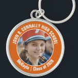 Orange Marching Band Photo High School Spirit Rund Silverfärgad Nyckelring<br><div class="desc">Den här coolan har skräddarsytt högskoleband med foto med vit typografi av ditt team och namn på en orange-klammerkedja för föräldrar. Anpassa dig med ditt student-foto och klassår som en stolt förälder. Ett mamma och pappa kan ta med sig dessa till konkurrens och spel.</div>