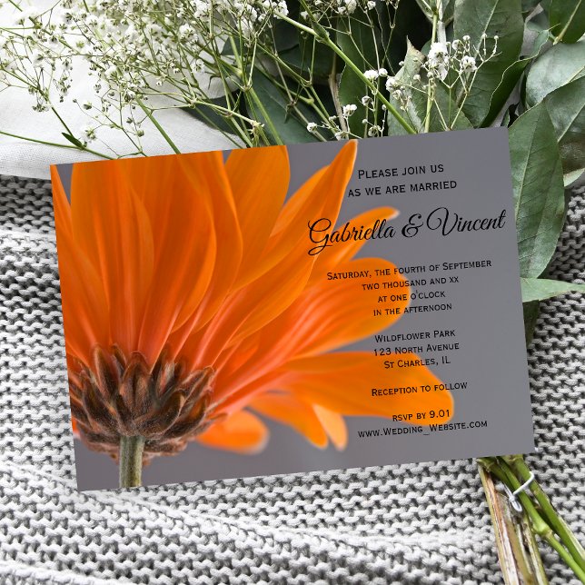 Orange Margerita på Grått Bröllop Inbjudningar (Invite guests to your garden marriage with the pretty Orange Daisy on Gray Wedding Invitation.)