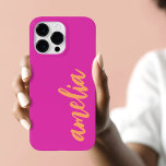 Orange med fet magenta för anpassat namnskript<br><div class="desc">Mobilt omslag med ditt namn i ett orange-skriptteckensnitt på en magenta shock rosa-bakgrund. Fet och färglös design.</div>