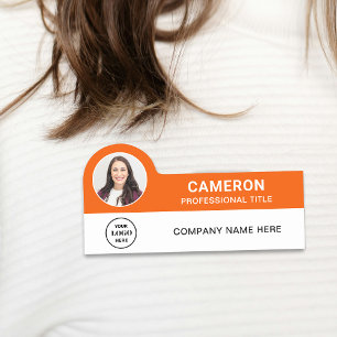 Orange Modern Photo Company Logotyp Anställd Namnbricka