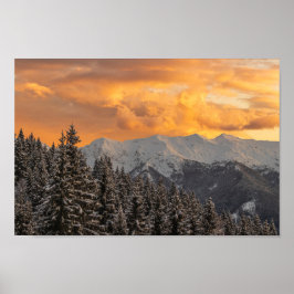 Orange moln ovanför berg- och källskogar poster