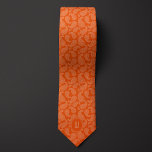 Orange Monokrome Monogram Paisley Slips<br><div class="desc">Denna hätska nacke förenar ett traditionellt paisley mönster med en modern monokrom estetik för att skapa en unik öga-fångstdesign som kan förbättra både affärsattityder och avslappnader. Anpassa med ett monogram för att skapa en engångsgåva som säkert imponerar. Se till att kontrollera våra matchande sockor med samma monokrom paisley-design.</div>