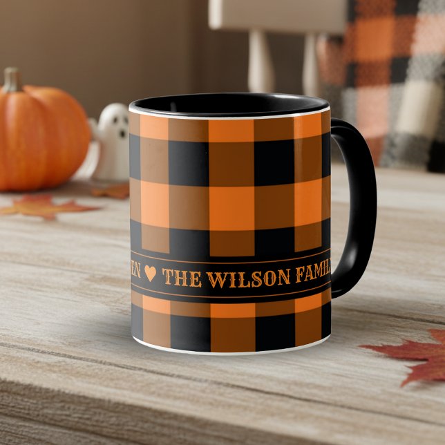 Orange och Black Buffalo Check Anpassningsbar Hall Mugg (Orange and Black Buffalo Plaid Custom Mug with Heart Accents - Just add your name or family name.)