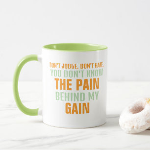 ORANGE och Grönt av PAIN OCH GAIN på Plain WHITE Mugg