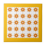 Orange och Gult i mitten av århundradet, Mönster Kakelplatta<br><div class="desc">Modern design från mitten av århundradet med vintage mönster av orange stjärnsprängningar på vit bakgrund, inramad i skarp gult. Enkel, ren modern design. En utformning av en samordnande samling. Skapa din egen anpassningsbar mönster genom att ladda upp en ny bild eller använda meddelandeknappen för att kontakta designern för hjälp. Så...</div>